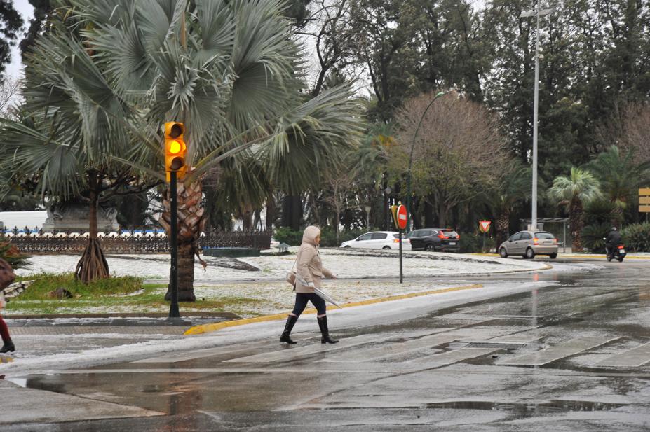 Un manto blanco de granizo ha cubierto las calles de la capital a primera hora de la mañana del jueves.