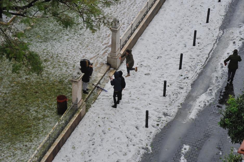 Un manto blanco de granizo ha cubierto las calles de la capital a primera hora de la mañana del jueves.