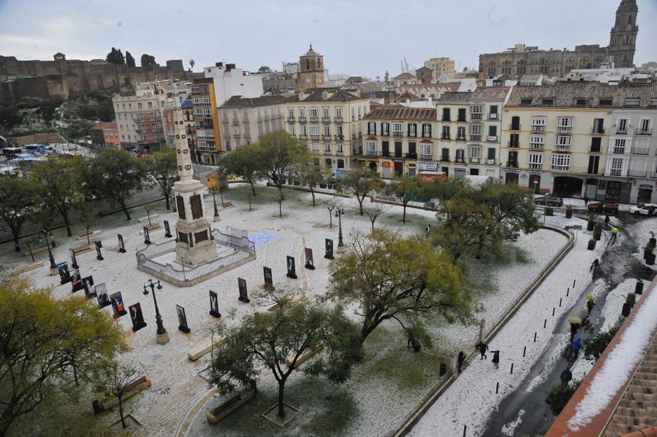 Un manto blanco de granizo ha cubierto las calles de la capital a primera hora de la mañana del jueves.