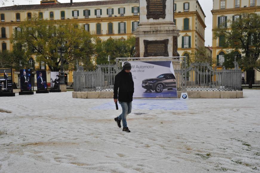 Un manto blanco de granizo ha cubierto las calles de la capital a primera hora de la mañana del jueves.