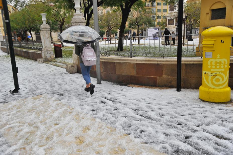 Un manto blanco de granizo ha cubierto las calles de la capital a primera hora de la mañana del jueves.