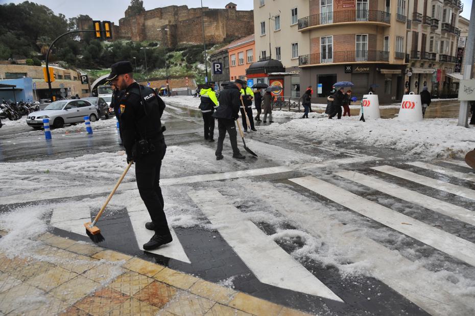 Un manto blanco de granizo ha cubierto las calles de la capital a primera hora de la mañana del jueves.