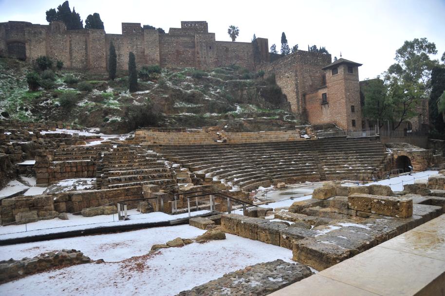 Un manto blanco de granizo ha cubierto las calles de la capital a primera hora de la mañana del jueves.