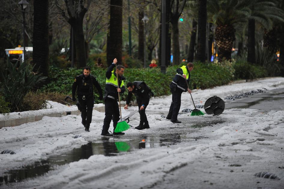 Un manto blanco de granizo ha cubierto las calles de la capital a primera hora de la mañana del jueves.