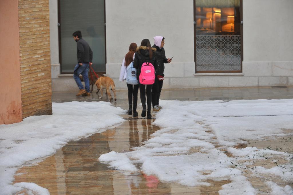 Un manto blanco de granizo ha cubierto las calles de la capital a primera hora de la mañana del jueves.