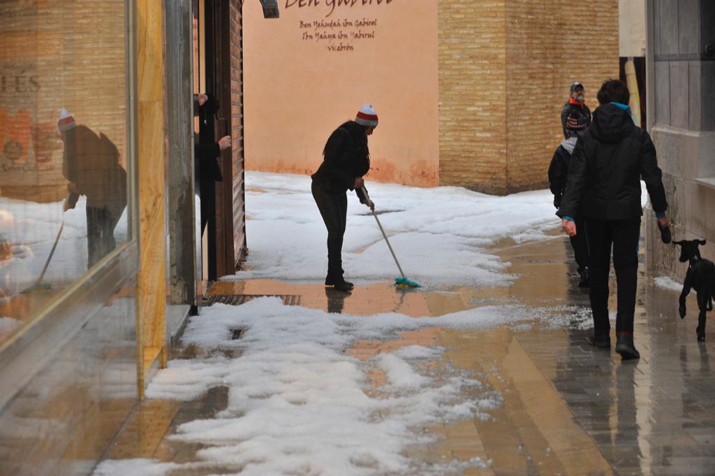 Un manto blanco de granizo ha cubierto las calles de la capital a primera hora de la mañana del jueves.