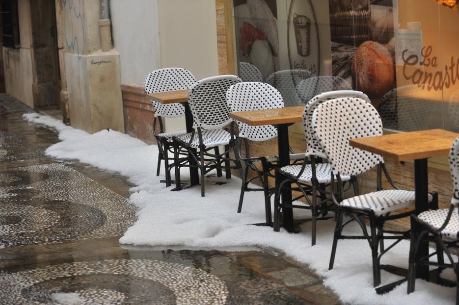 Un manto blanco de granizo ha cubierto las calles de la capital a primera hora de la mañana del jueves.