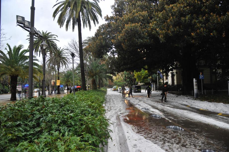 Un manto blanco de granizo ha cubierto las calles de la capital a primera hora de la mañana del jueves.