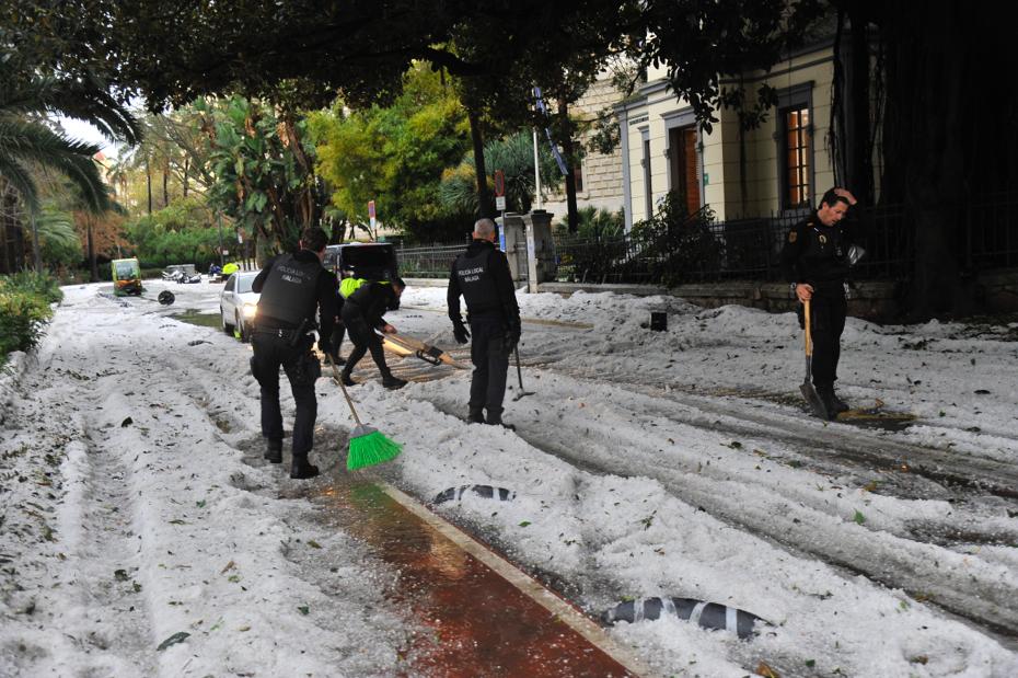 Un manto blanco de granizo ha cubierto las calles de la capital a primera hora de la mañana del jueves.