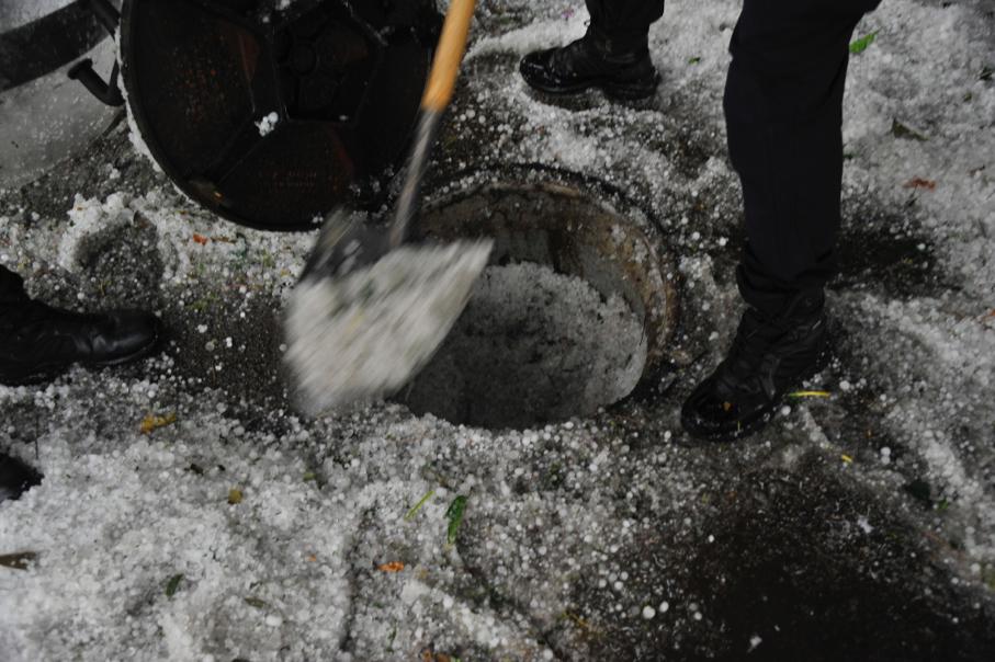 Un manto blanco de granizo ha cubierto las calles de la capital a primera hora de la mañana del jueves.