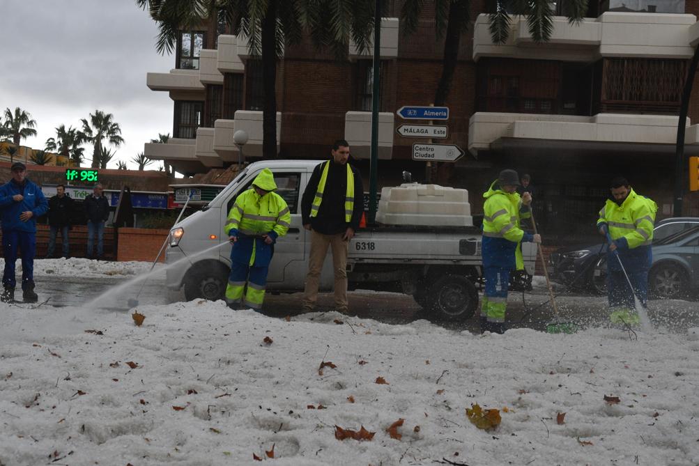 Un manto blanco de granizo ha cubierto las calles de la capital a primera hora de la mañana del jueves.