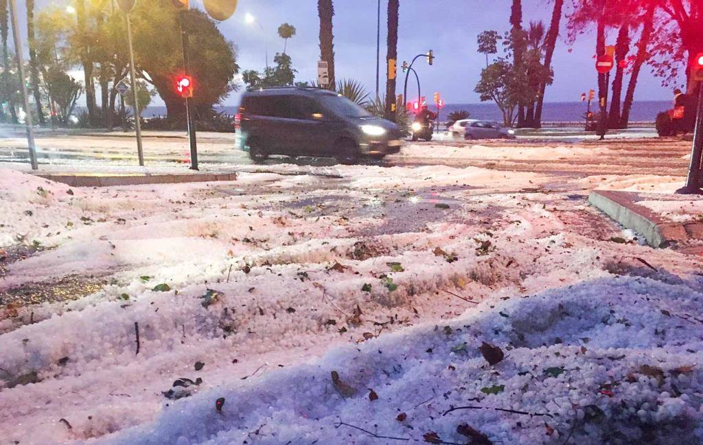 Un manto blanco de granizo ha cubierto las calles de la capital a primera hora de la mañana del jueves.