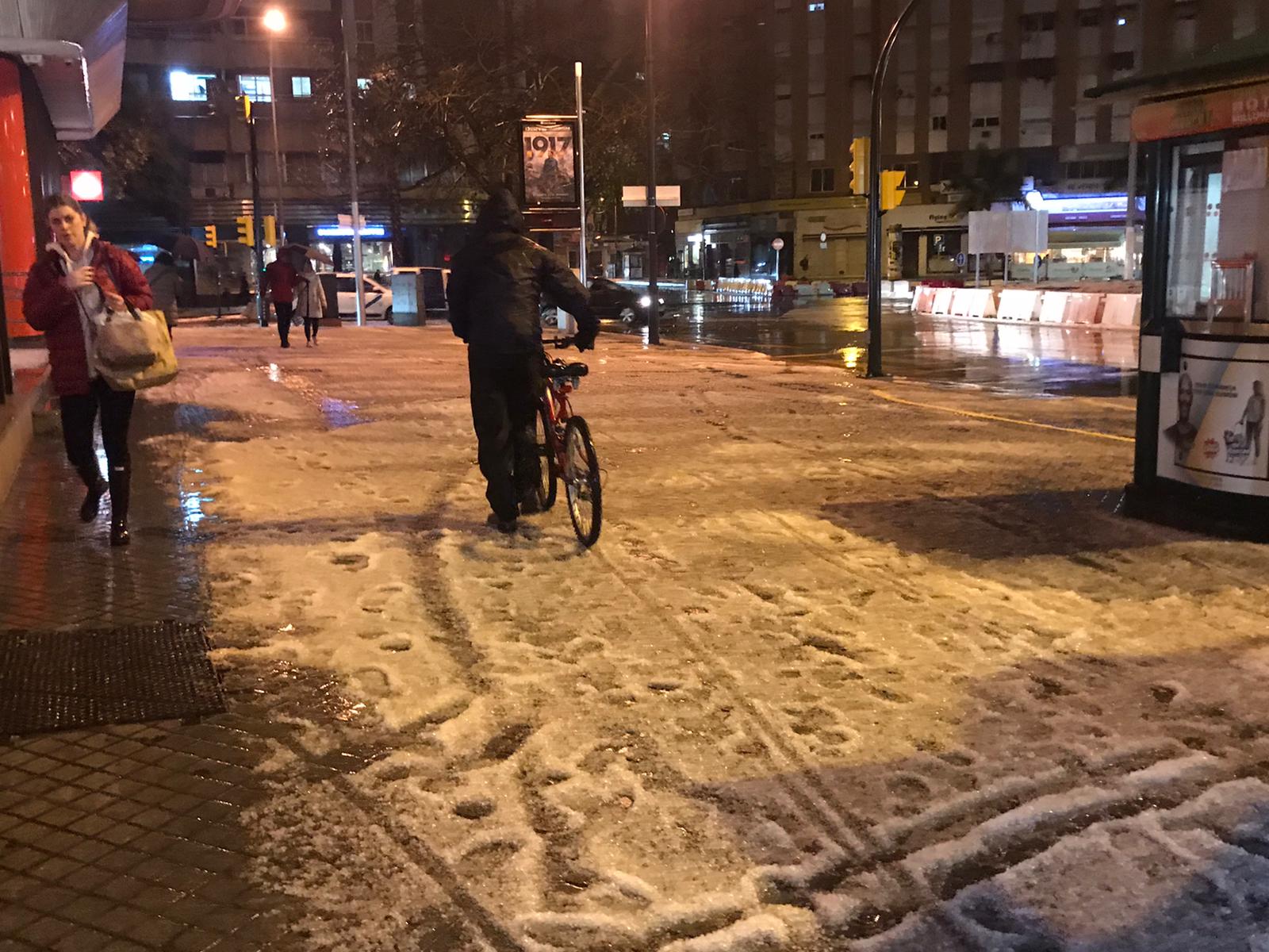 Un manto blanco de granizo ha cubierto las calles de la capital a primera hora de la mañana del jueves.