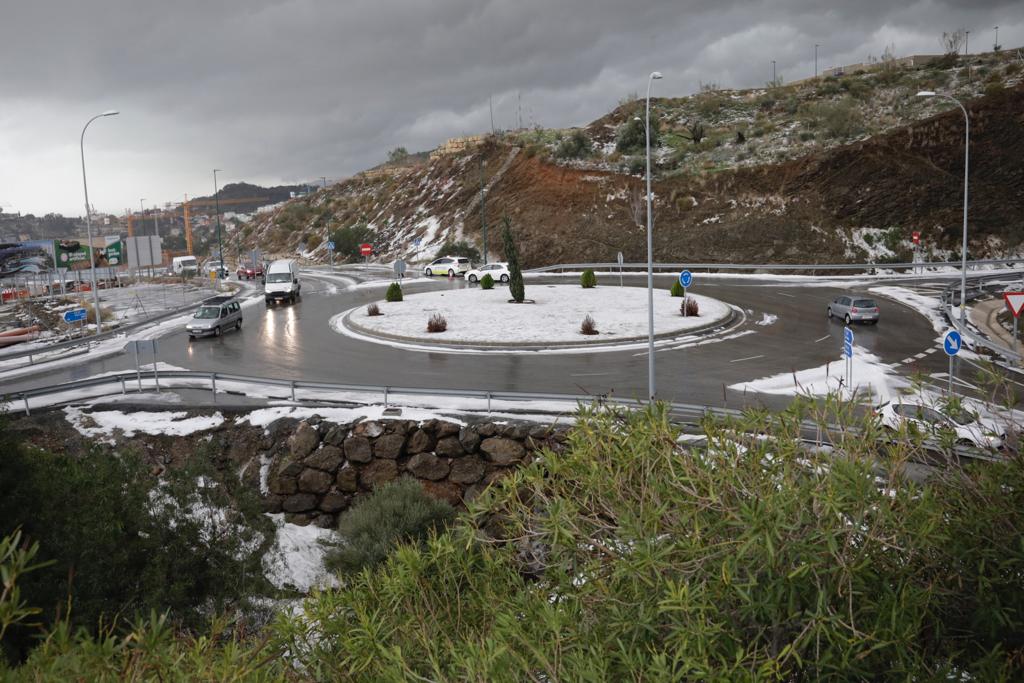 Un manto blanco de granizo ha cubierto las calles de la capital a primera hora de la mañana del jueves.