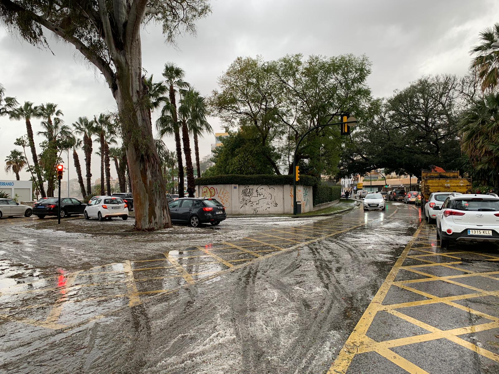 Un manto blanco de granizo ha cubierto las calles de la capital a primera hora de la mañana del jueves.