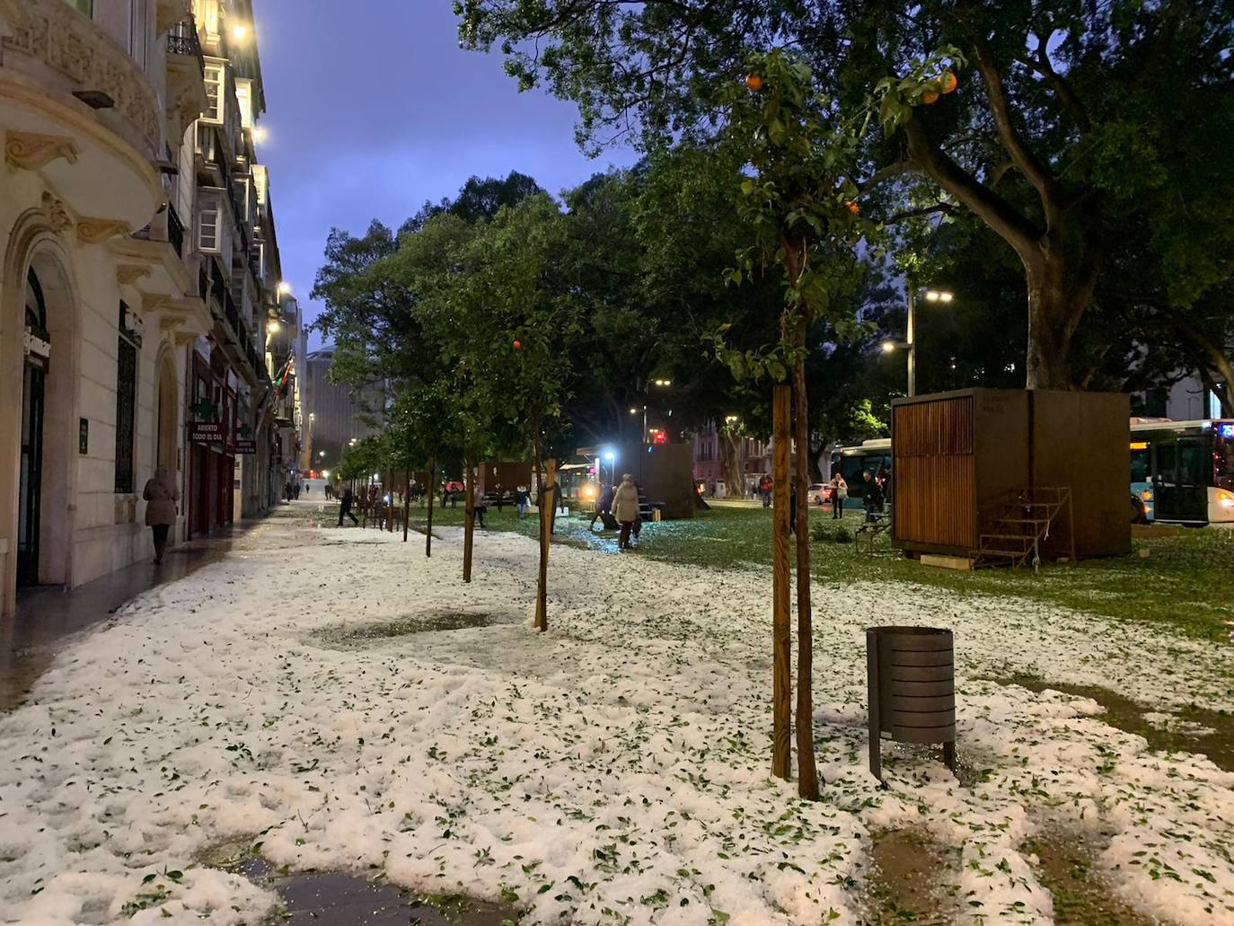 Un manto blanco de granizo ha cubierto las calles de la capital a primera hora de la mañana del jueves.