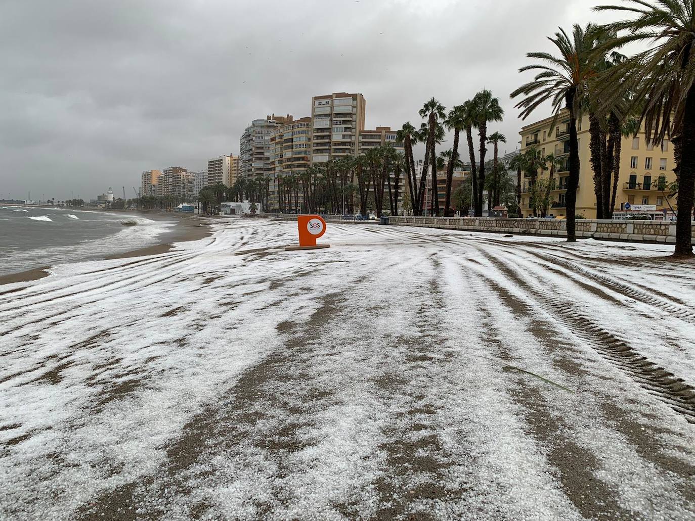 Un manto blanco de granizo ha cubierto las calles de la capital a primera hora de la mañana del jueves.