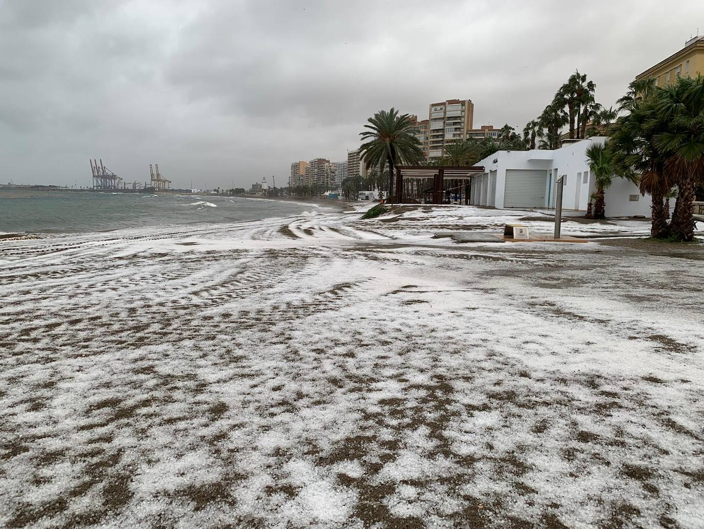 Un manto blanco de granizo ha cubierto las calles de la capital a primera hora de la mañana del jueves.