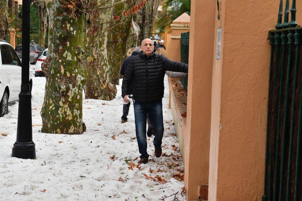 Un manto blanco de granizo ha cubierto las calles de la capital a primera hora de la mañana del jueves.