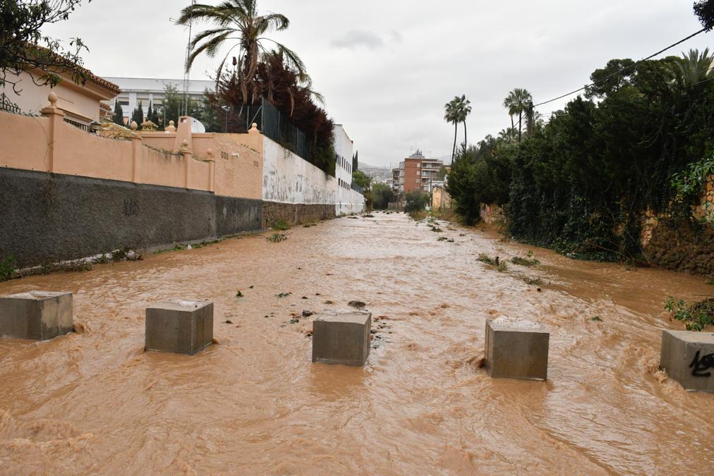 Un manto blanco de granizo ha cubierto las calles de la capital a primera hora de la mañana del jueves.