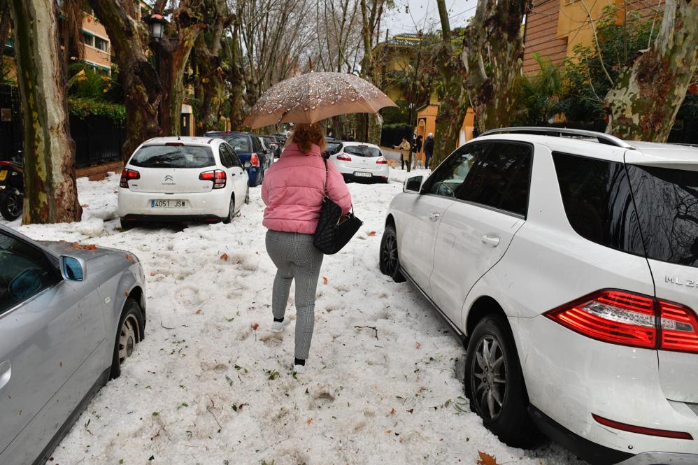 Un manto blanco de granizo ha cubierto las calles de la capital a primera hora de la mañana del jueves.