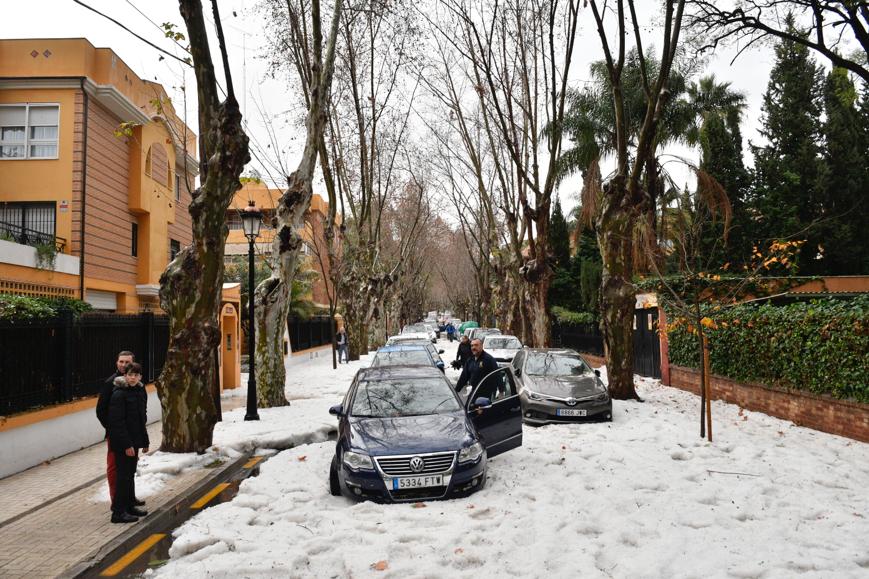 Un manto blanco de granizo ha cubierto las calles de la capital a primera hora de la mañana del jueves.