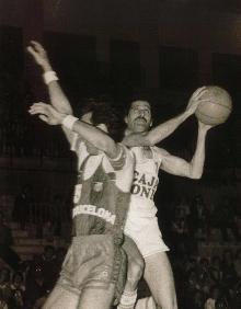 Imagen secundaria 2 - Arriba Fede Ramiro, con Rafa Vecina, que llegó al Caja de Ronda procedente del Estudiantes. Abajo a la derecha, Vecina ejecuta un gancho. A la derecha, Gonzalo Sagi-Vela, jugador histórico del Estudiantes que también jugó en el equipo malagueño. 