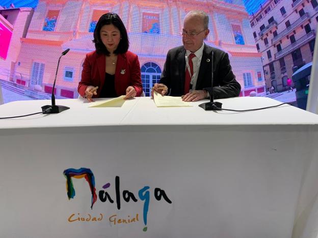 Xiaoyi Zhag y Francisco de la Torre en la firma del convenio. 