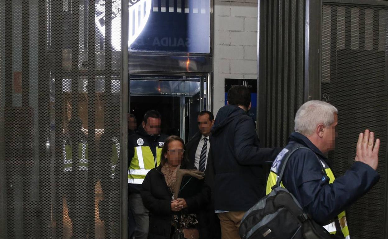 Los policías, saliendo anoche de las oficinas de La Rosaleda a las 23.50 horas. 