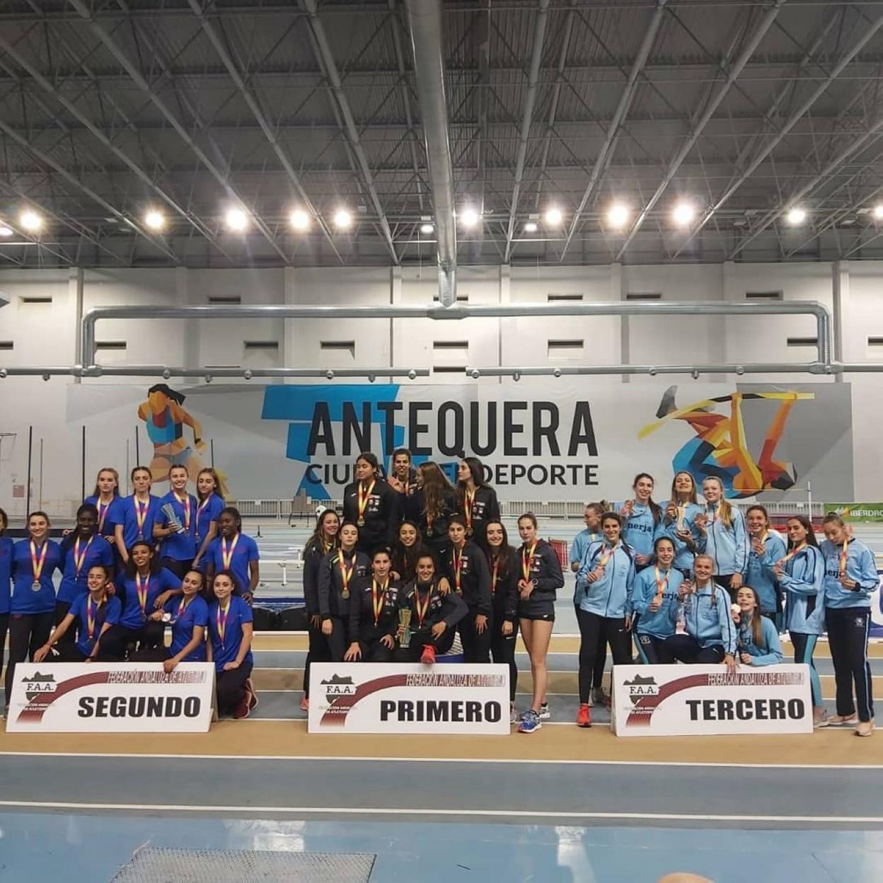 Podio femenino con el Barcelona, el Playas de Castellón y el Cueva de Nerja-UMA, en Antequera. :: sur