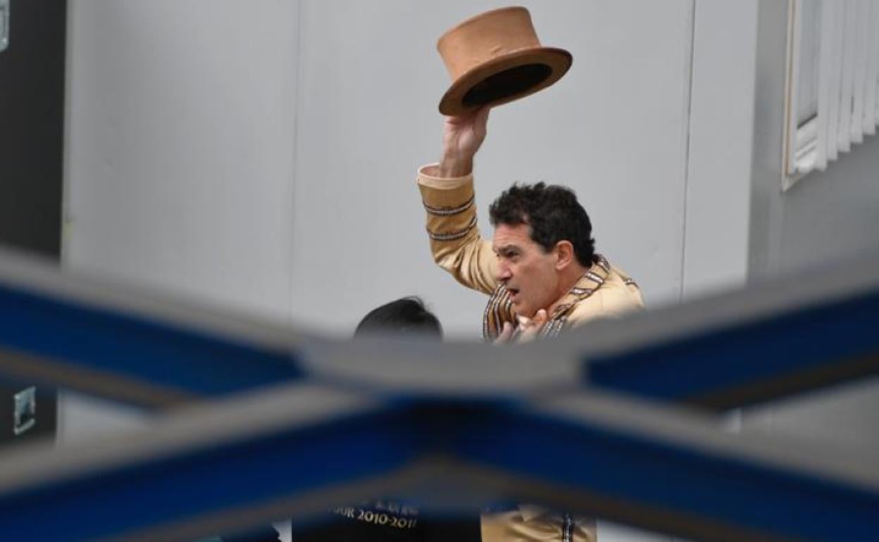 Antonio Banderas, este viernes, en el exterior del Martín Carpena, preparado para los ensayos de la gala. 