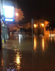 Imagen secundaria 2 - Varias zonas de la capital, como el entorno de El Corte Inglés y la carretera de Cádiz, están cubiertas con grandes bolsas de agua 