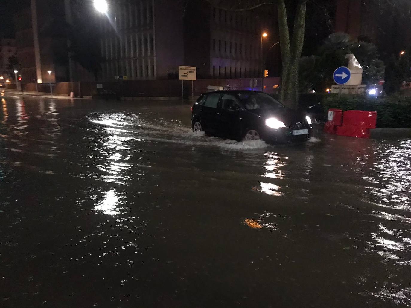 Desde las 0.00 horas está vigente el aviso naranja de Meteorología, que estará activo hasta las 18.00 horas El desbordamiento del río inunda Campanillas y corta los accesos