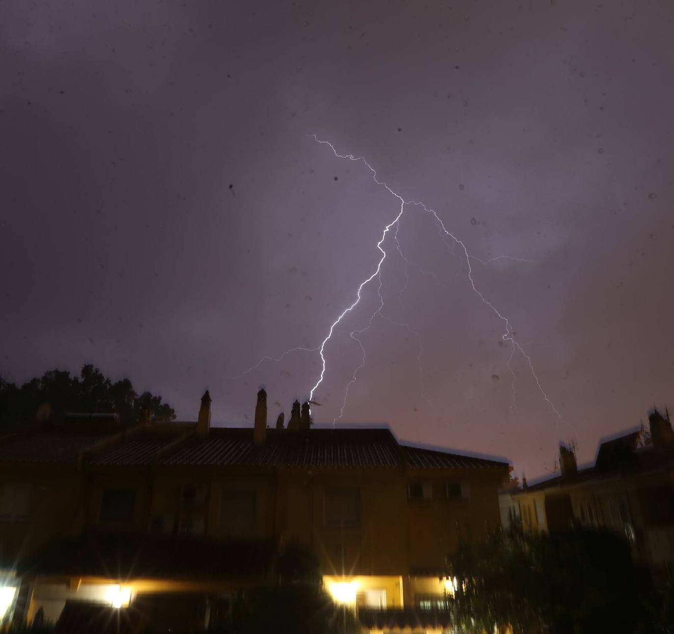 Desde las 0.00 horas está vigente el aviso naranja de Meteorología, que estará activo hasta las 18.00 horas El desbordamiento del río inunda Campanillas y corta los accesos