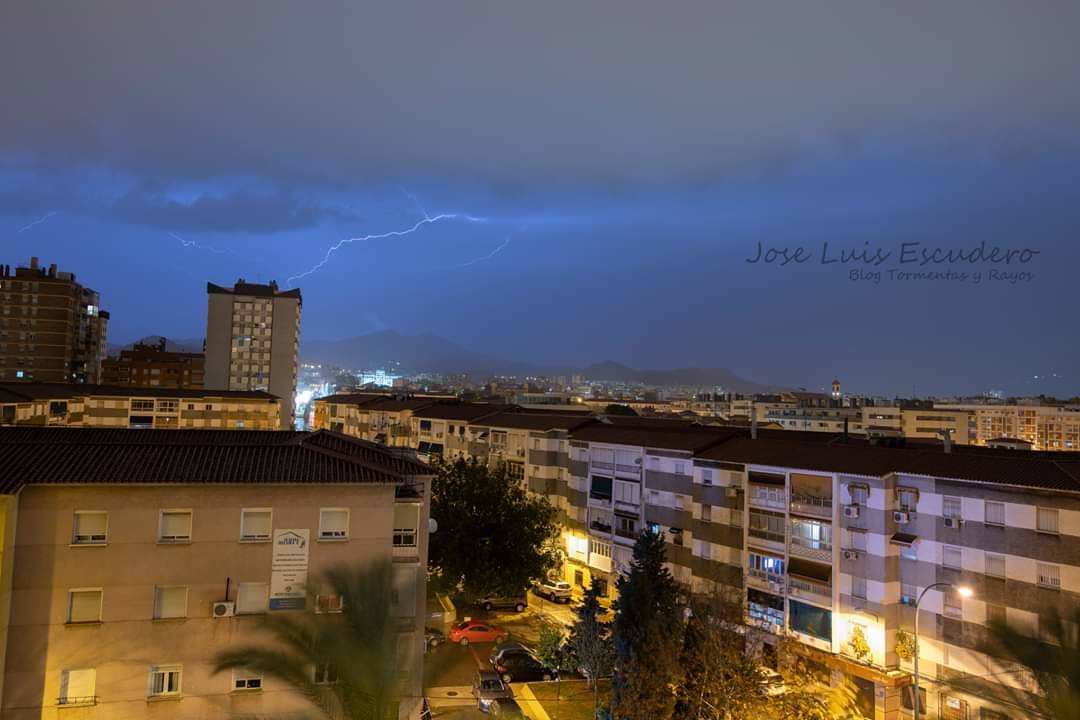 Desde las 0.00 horas está vigente el aviso naranja de Meteorología, que estará activo hasta las 18.00 horas El desbordamiento del río inunda Campanillas y corta los accesos