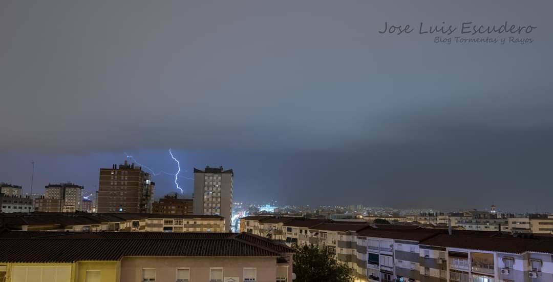 Desde las 0.00 horas está vigente el aviso naranja de Meteorología, que estará activo hasta las 18.00 horas El desbordamiento del río inunda Campanillas y corta los accesos