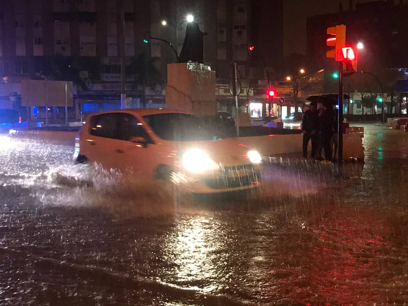 Desde las 0.00 horas está vigente el aviso naranja de Meteorología, que estará activo hasta las 18.00 horas El desbordamiento del río inunda Campanillas y corta los accesos