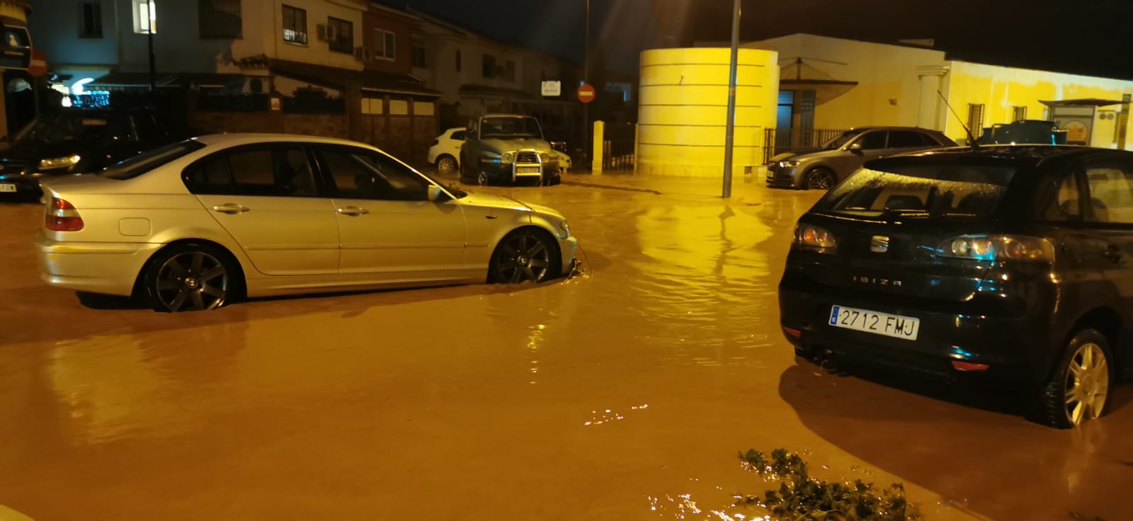 Desde las 0.00 horas está vigente el aviso naranja de Meteorología, que estará activo hasta las 18.00 horas El desbordamiento del río inunda Campanillas y corta los accesos