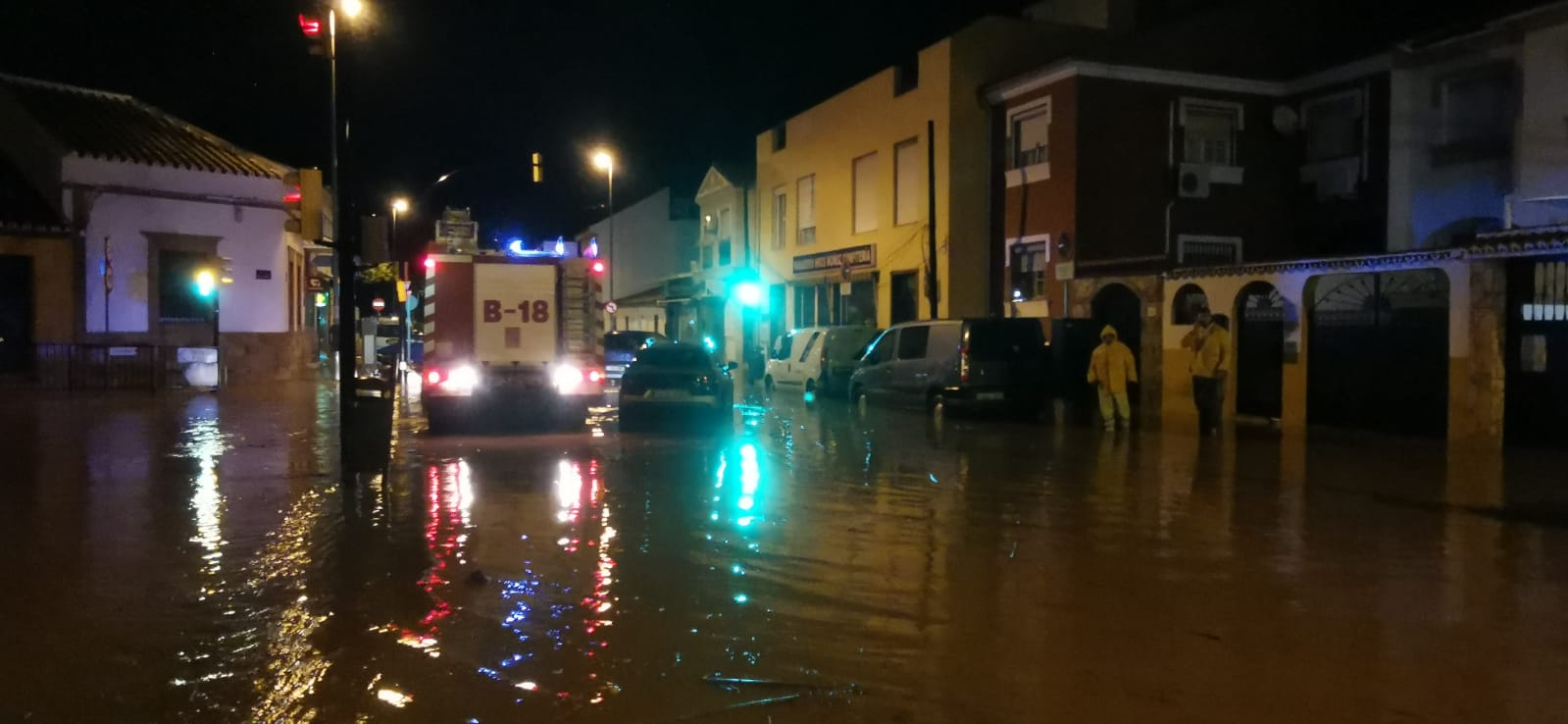 Desde las 0.00 horas está vigente el aviso naranja de Meteorología, que estará activo hasta las 18.00 horas. El desbordamiento del río inunda Campanillas y corta los accesos