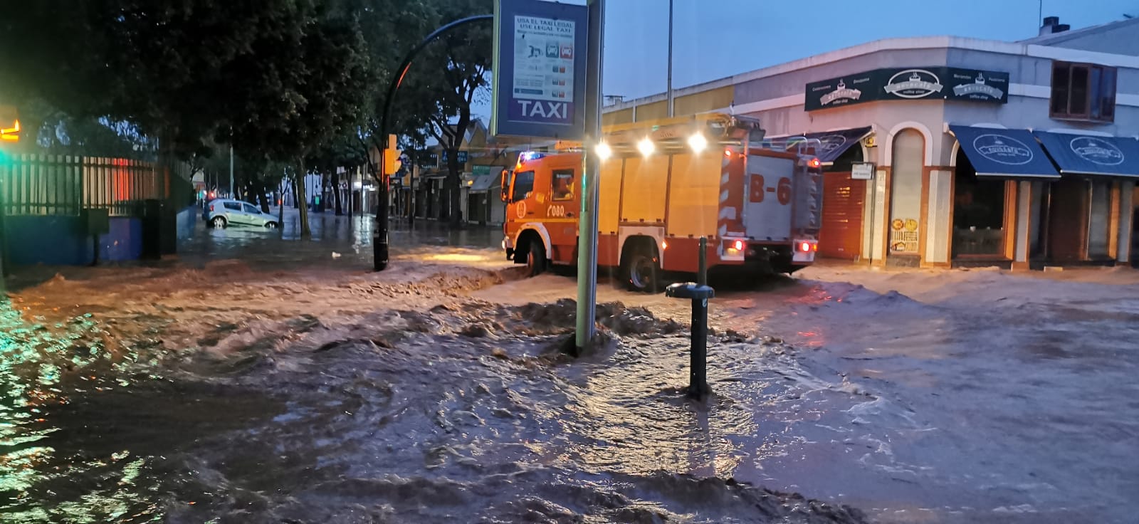 Desde las 0.00 horas está vigente el aviso naranja de Meteorología, que estará activo hasta las 18.00 horas. El desbordamiento del río inunda Campanillas y corta los accesos