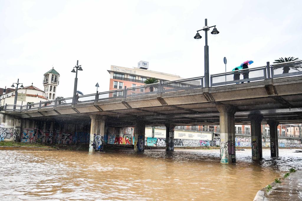 Efectos de las últimas lluvias en Campanillas. En Málaga se mantiene el aviso naranja este sábado.