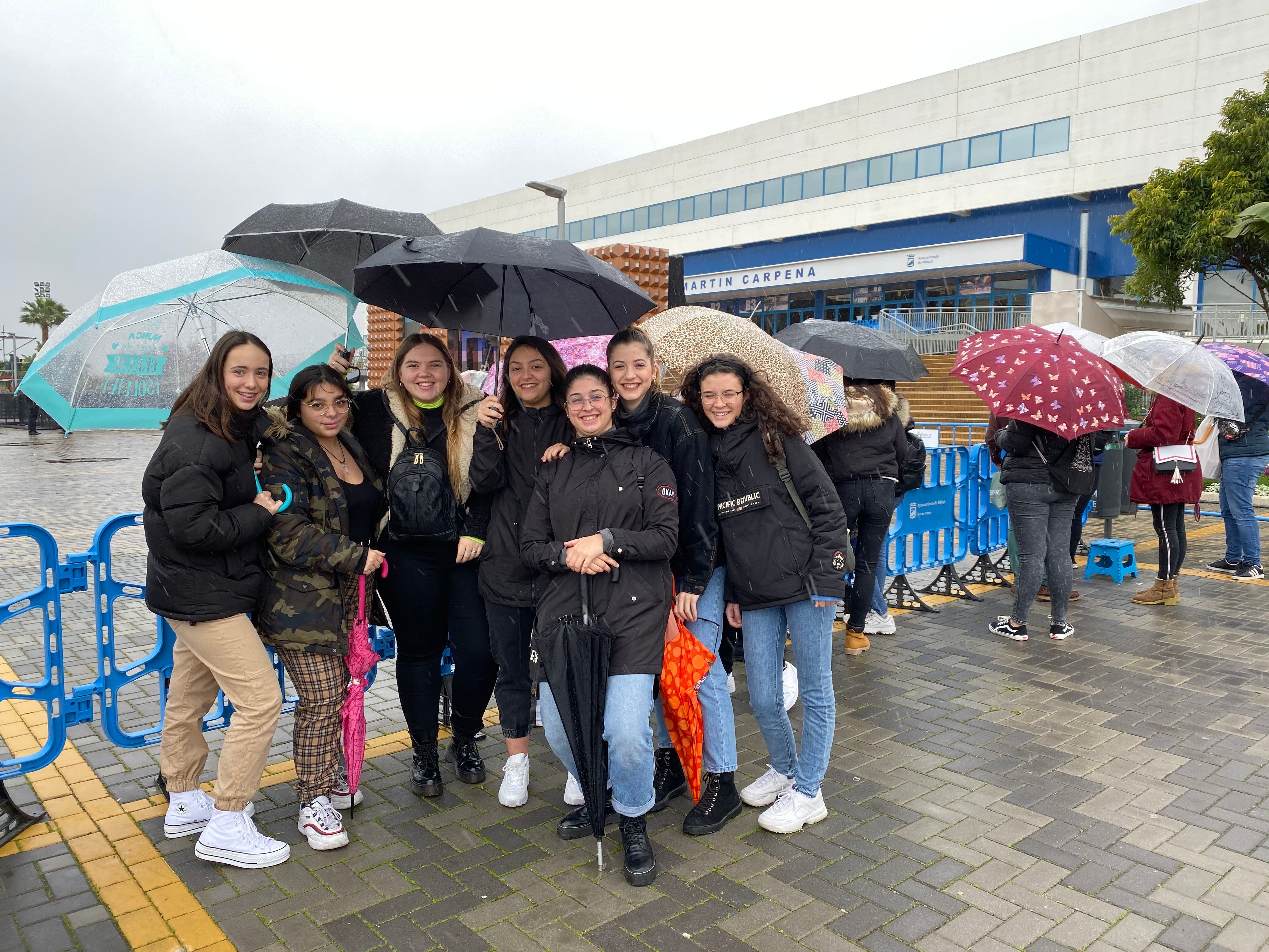 La jornada de los premios Goya que acoge el palacio de los Deportes José María Martín Carpena, en imágenes. En la foto, los primeros valientes toman posiciones en la alfombra roja 