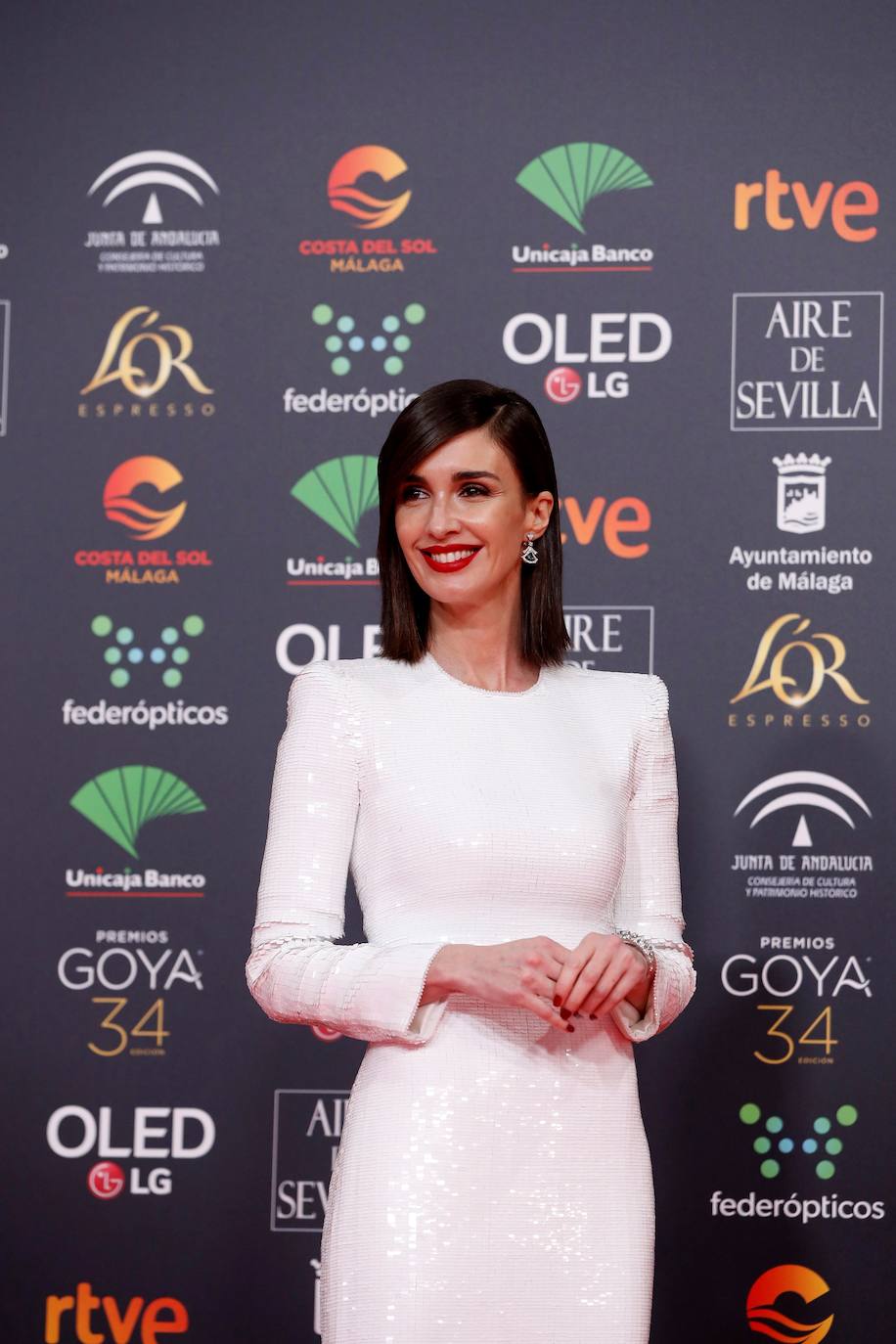 Paz Vega lució uno de sus mejores looks de las últimas ediciones de los Goya. Un sofisticado vestido blanco de pailletes que realzaba su figura. ¡Muy guapa! Sencilla pero perfecta.