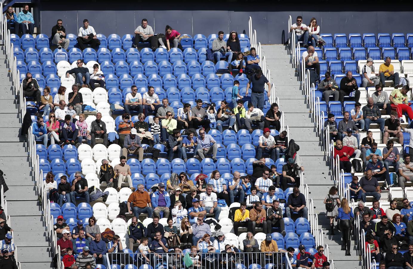 Las mejores imágenes de los aficionados que asistieron al Málaga.Mirandés (2-2)