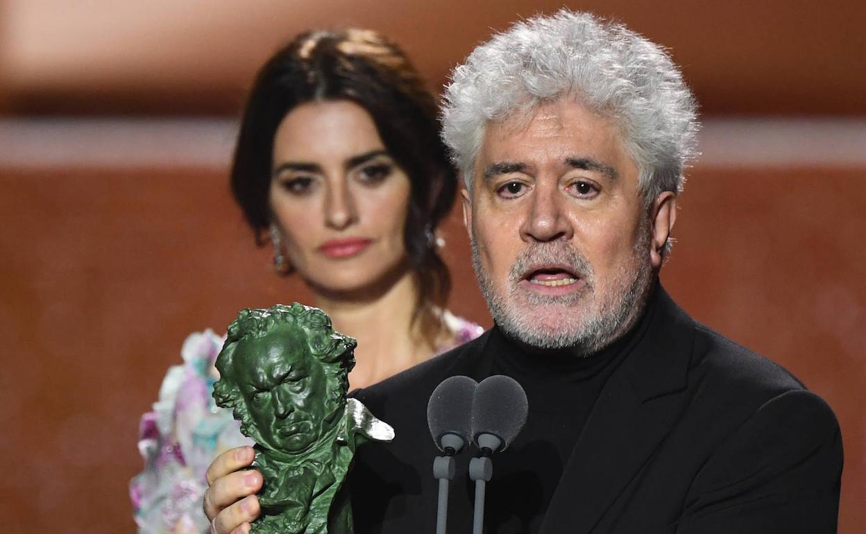 Almodóvar, con el Goya, protagonizó uno de los grandes momentos de la noche. 