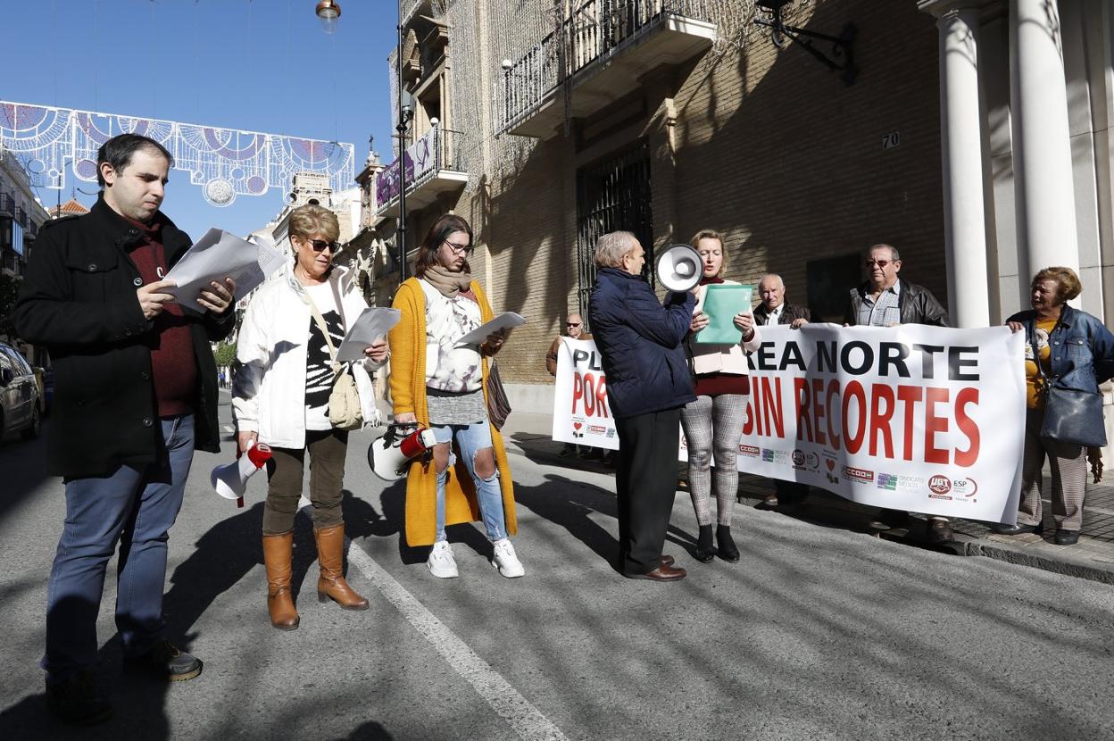 Miembros de Afedac en la reciente manifestación en Antequera en pro de la apertura de un centro especial de Alzheimer. :: a. j. guerrero

