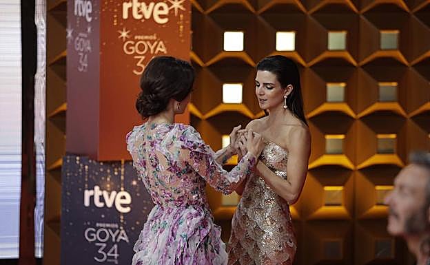 Penélope Cruz con Clara Lago en la alfombra roja.