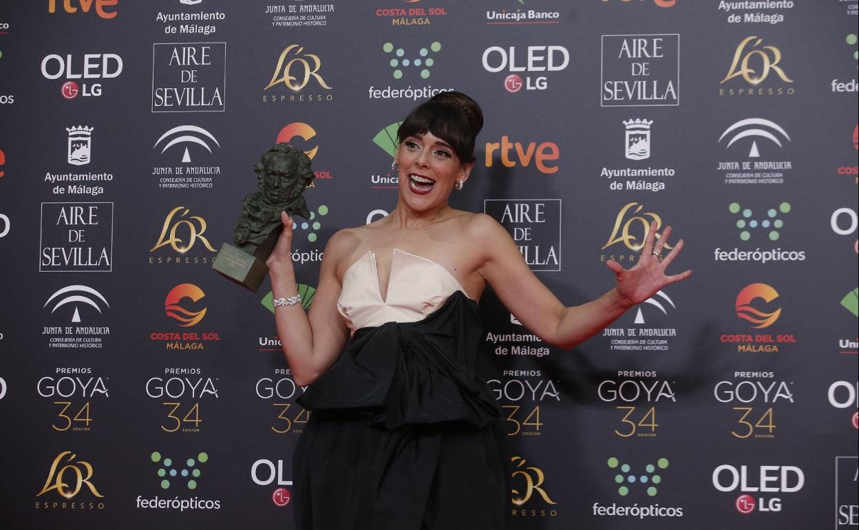 Belén Cuesta celebra su premio Goya. 