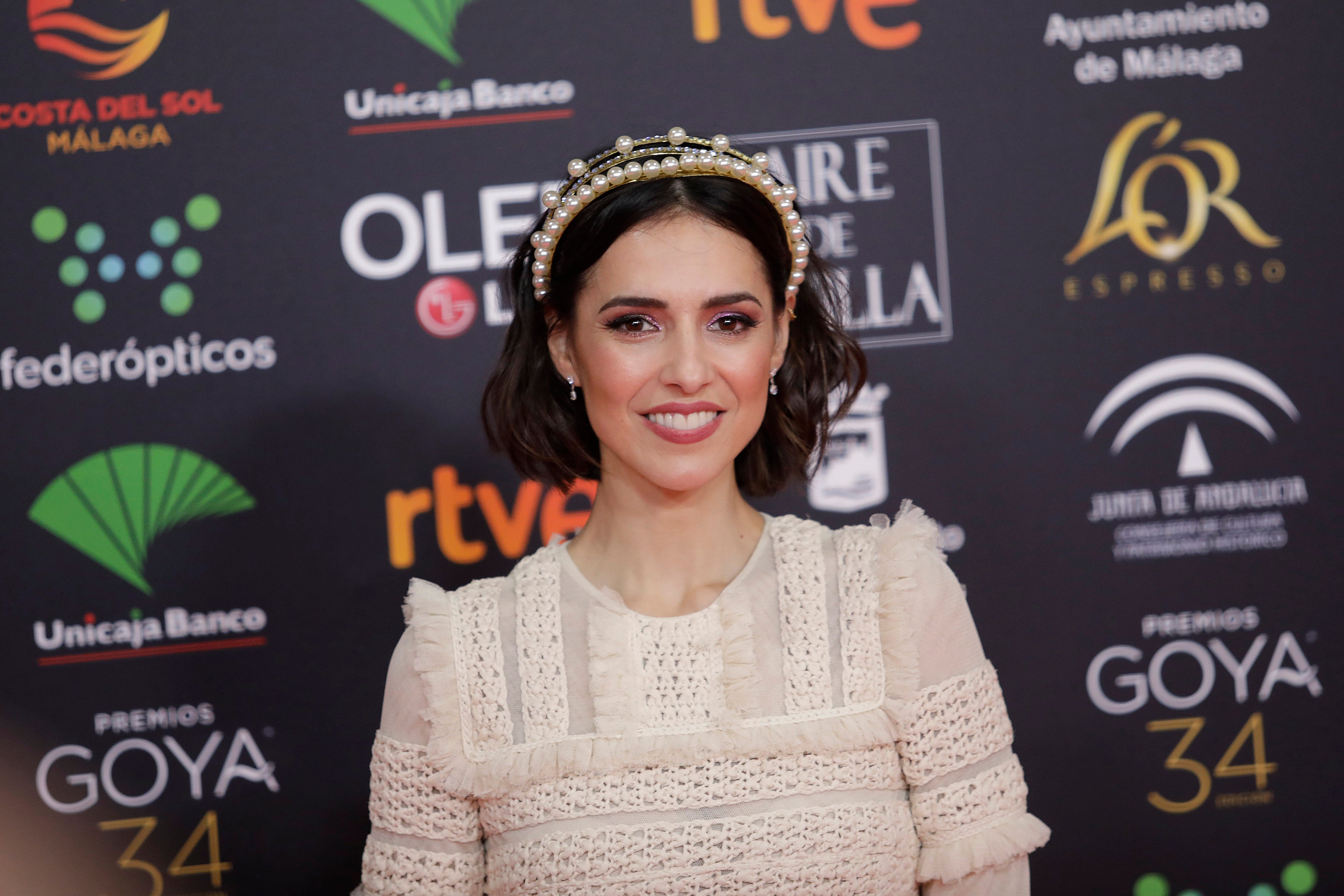 Cristina Brondo apostó por una de las tendencias de la temporada: las diademas XL. Para desfilar por la alfombra eligió un modelo triple con apliques de perlas y brillantes. Sin duda un complemento muy socorrido para lucir con el pelo suelto en un evento y brillar.