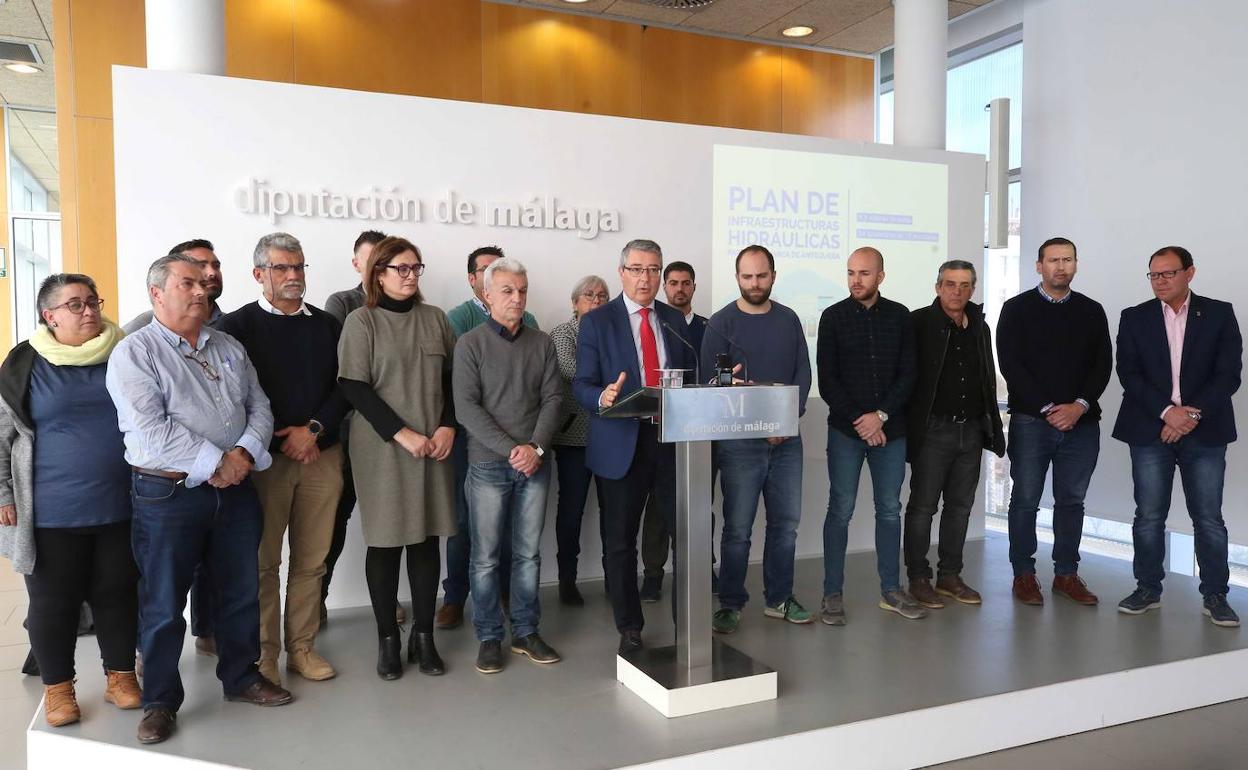 Alcaldes y representantes públicos de los 17 municipios afectados, ayer en la Diputación con el presidente del organismo, Francisco Salado. 